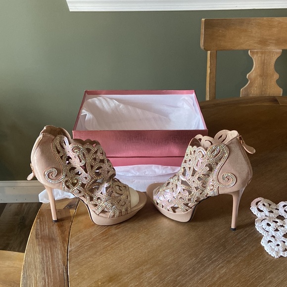 NWB - Beautiful Platform Heels! Never worn, too big for me…:( - Picture 3 of 3